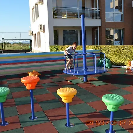 Sunny Island Daire Chernomorets